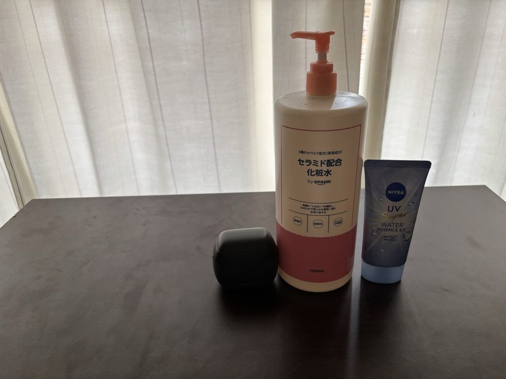 朝に使う3点。左からシェーバー、化粧水、日焼け止め